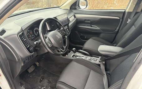 Mitsubishi Outlander III рестайлинг 3, 2016 год, 1 750 000 рублей, 8 фотография