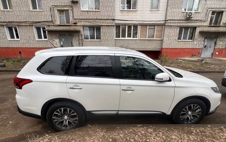 Mitsubishi Outlander III рестайлинг 3, 2015 год, 1 755 000 рублей, 10 фотография