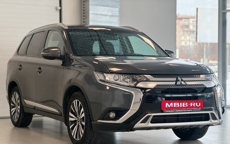 Mitsubishi Outlander III рестайлинг 3, 2019 год, 2 500 000 рублей, 3 фотография