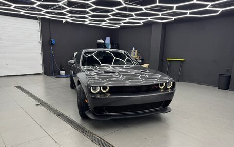 Dodge Challenger III рестайлинг 2, 2018 год, 3 500 000 рублей, 2 фотография