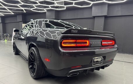 Dodge Challenger III рестайлинг 2, 2018 год, 3 500 000 рублей, 9 фотография