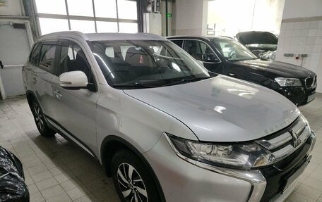 Mitsubishi Outlander III рестайлинг 3, 2017 год, 1 867 000 рублей, 4 фотография