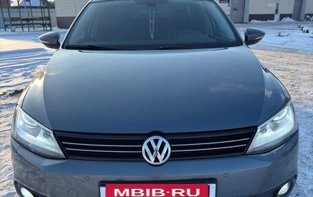 Volkswagen Jetta VI, 2012 год, 1 230 000 рублей, 2 фотография