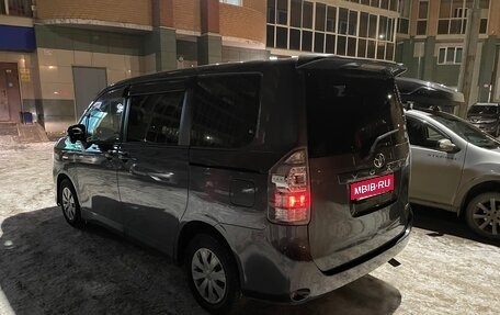 Toyota Voxy II, 2011 год, 1 270 000 рублей, 4 фотография