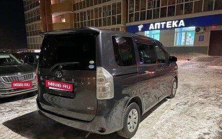 Toyota Voxy II, 2011 год, 1 270 000 рублей, 5 фотография