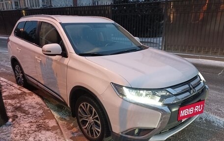 Mitsubishi Outlander III рестайлинг 3, 2018 год, 1 800 000 рублей, 4 фотография