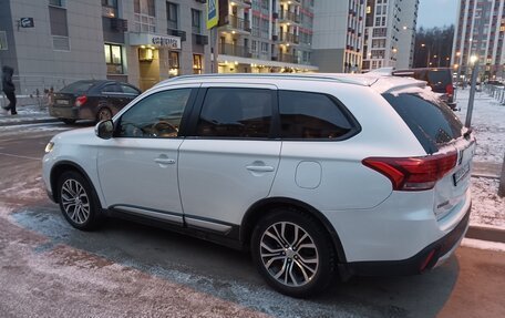 Mitsubishi Outlander III рестайлинг 3, 2018 год, 1 800 000 рублей, 10 фотография