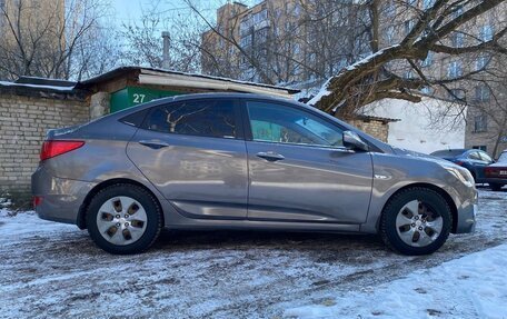 Hyundai Solaris II рестайлинг, 2015 год, 900 000 рублей, 2 фотография