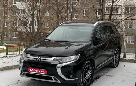 Mitsubishi Outlander III рестайлинг 3, 2018 год, 2 750 000 рублей, 1 фотография