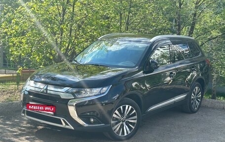 Mitsubishi Outlander III рестайлинг 3, 2018 год, 2 750 000 рублей, 7 фотография