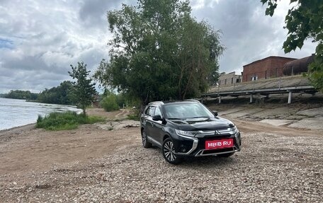 Mitsubishi Outlander III рестайлинг 3, 2018 год, 2 750 000 рублей, 9 фотография