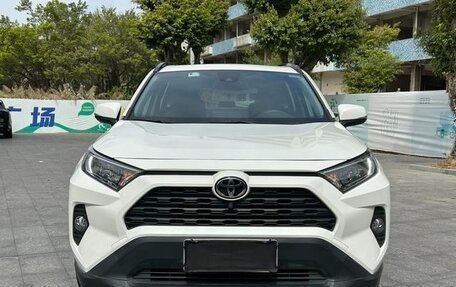 Toyota RAV4, 2021 год, 2 450 000 рублей, 2 фотография