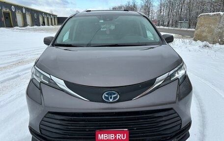 Toyota Sienna, 2021 год, 4 300 000 рублей, 1 фотография