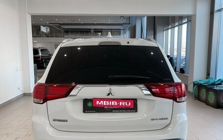 Mitsubishi Outlander III рестайлинг 3, 2017 год, 1 910 000 рублей, 8 фотография