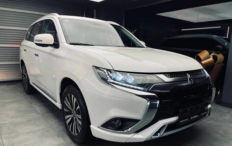 Mitsubishi Outlander III рестайлинг 3, 2022 год, 3 970 000 рублей, 3 фотография