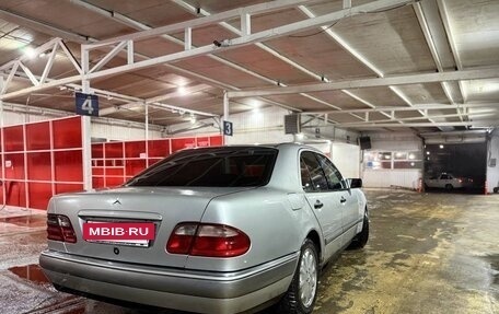 Mercedes-Benz E-Класс, 1999 год, 450 000 рублей, 4 фотография