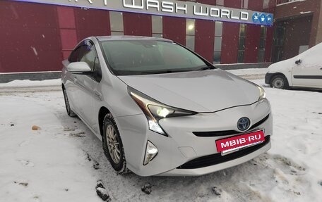 Toyota Prius IV XW50, 2016 год, 2 000 000 рублей, 3 фотография