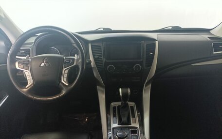 Mitsubishi Pajero Sport III рестайлинг, 2017 год, 3 300 000 рублей, 16 фотография