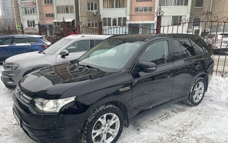 Mitsubishi Outlander III рестайлинг 3, 2013 год, 1 680 000 рублей, 2 фотография