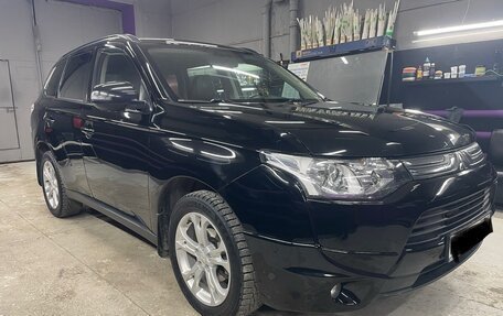 Mitsubishi Outlander III рестайлинг 3, 2013 год, 1 680 000 рублей, 8 фотография