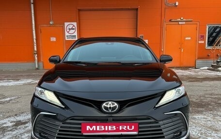 Toyota Camry, 2021 год, 3 300 000 рублей, 2 фотография