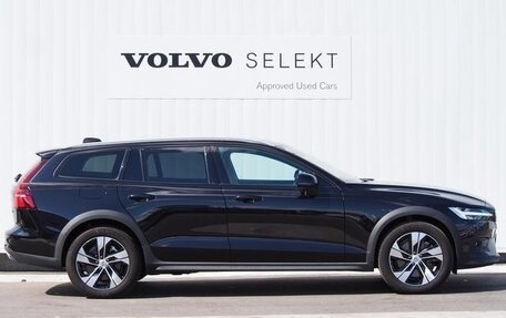 Volvo V60 Cross Country II, 2023 год, 4 555 000 рублей, 3 фотография