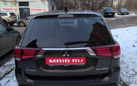 Mitsubishi Outlander III рестайлинг 3, 2018 год, 1 850 000 рублей, 10 фотография