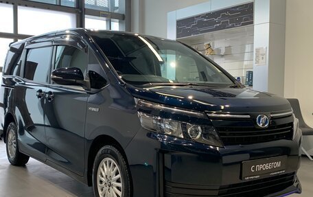 Toyota Voxy III, 2016 год, 2 150 000 рублей, 3 фотография