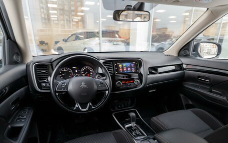 Mitsubishi Outlander III рестайлинг 3, 2019 год, 2 470 000 рублей, 10 фотография