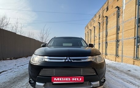 Mitsubishi Outlander III рестайлинг 3, 2014 год, 1 580 000 рублей, 2 фотография