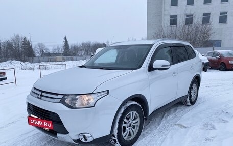 Mitsubishi Outlander III рестайлинг 3, 2014 год, 1 345 000 рублей, 2 фотография