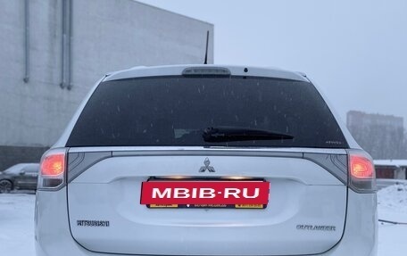 Mitsubishi Outlander III рестайлинг 3, 2014 год, 1 345 000 рублей, 10 фотография