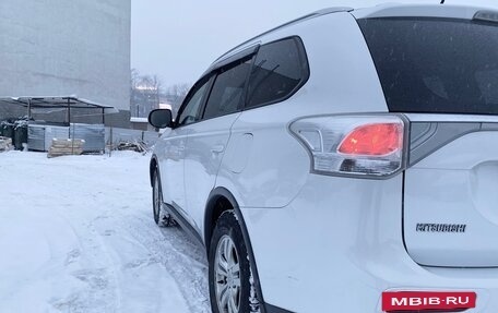 Mitsubishi Outlander III рестайлинг 3, 2014 год, 1 345 000 рублей, 8 фотография