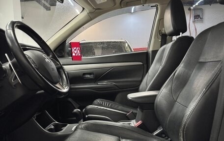 Mitsubishi Outlander III рестайлинг 3, 2014 год, 1 345 000 рублей, 13 фотография