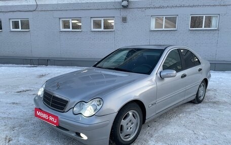 Mercedes-Benz C-Класс, 2003 год, 650 000 рублей, 1 фотография