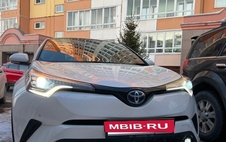 Toyota C-HR I рестайлинг, 2018 год, 2 650 000 рублей, 4 фотография