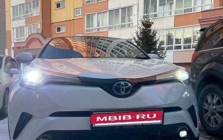 Toyota C-HR I рестайлинг, 2018 год, 2 650 000 рублей, 8 фотография