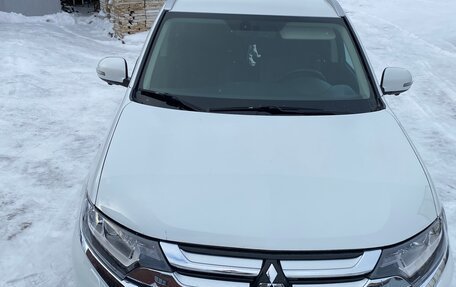 Mitsubishi Outlander III рестайлинг 3, 2018 год, 2 750 000 рублей, 4 фотография