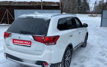 Mitsubishi Outlander III рестайлинг 3, 2018 год, 2 750 000 рублей, 11 фотография