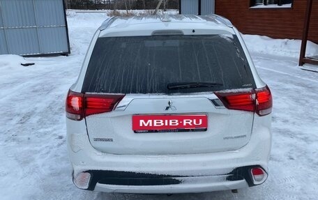 Mitsubishi Outlander III рестайлинг 3, 2018 год, 2 750 000 рублей, 10 фотография