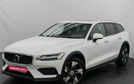 Volvo V60 Cross Country II, 2019 год, 3 950 000 рублей, 1 фотография