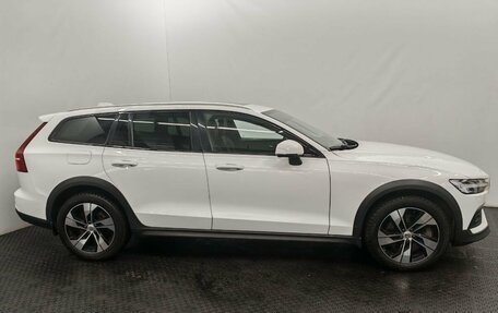 Volvo V60 Cross Country II, 2019 год, 3 950 000 рублей, 6 фотография