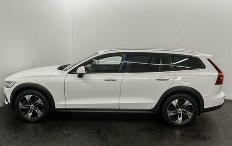 Volvo V60 Cross Country II, 2019 год, 3 950 000 рублей, 3 фотография