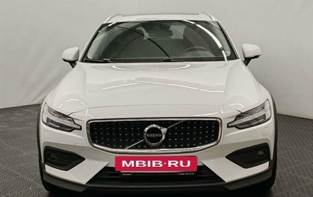 Volvo V60 Cross Country II, 2019 год, 3 950 000 рублей, 2 фотография