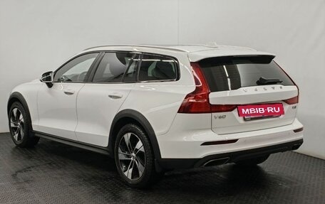 Volvo V60 Cross Country II, 2019 год, 3 950 000 рублей, 4 фотография