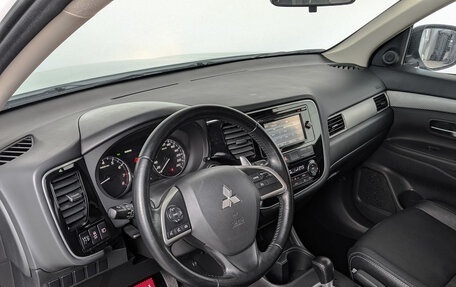 Mitsubishi Outlander III рестайлинг 3, 2014 год, 1 895 000 рублей, 15 фотография