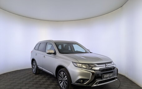 Mitsubishi Outlander III рестайлинг 3, 2020 год, 3 100 000 рублей, 3 фотография