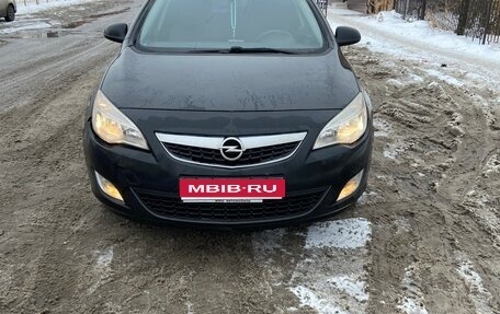 Opel Astra J, 2012 год, 700 000 рублей, 1 фотография