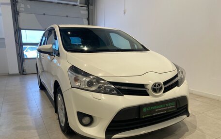 Toyota Verso I, 2013 год, 1 350 000 рублей, 3 фотография