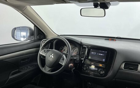 Mitsubishi Outlander III рестайлинг 3, 2017 год, 1 820 000 рублей, 14 фотография